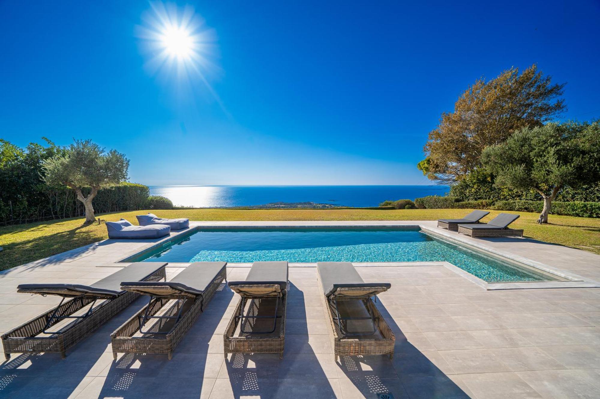 Grande Azzurro In Lakithra Villa ภายนอก รูปภาพ